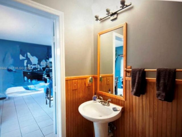 Продажа дома по адресу 2609 NE 42nd Ave - фото 7459751