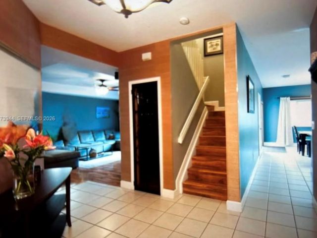 Продажа дома по адресу 2609 NE 42nd Ave - фото 7459754