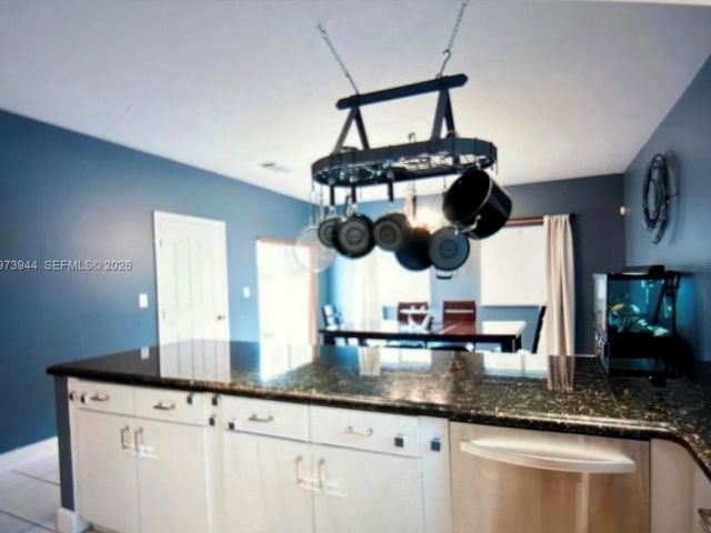 Продажа дома по адресу 2609 NE 42nd Ave - фото 7459755