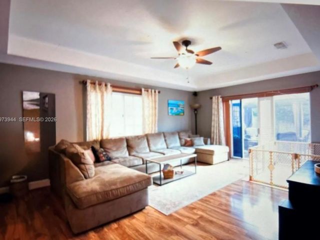 Продажа дома по адресу 2609 NE 42nd Ave - фото 7459756