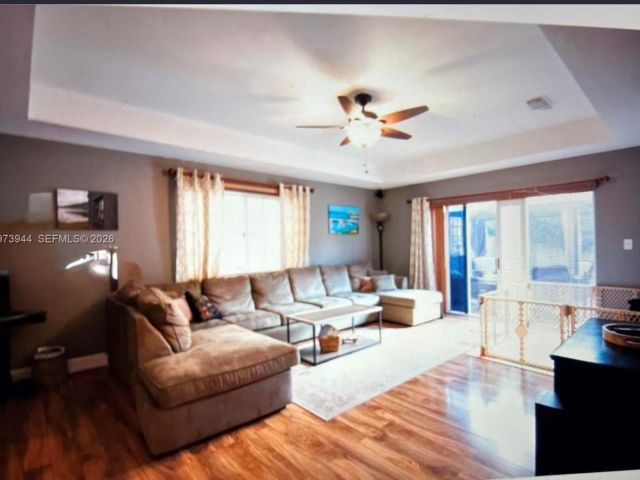 Продажа дома по адресу 2609 NE 42nd Ave - фото 7459757