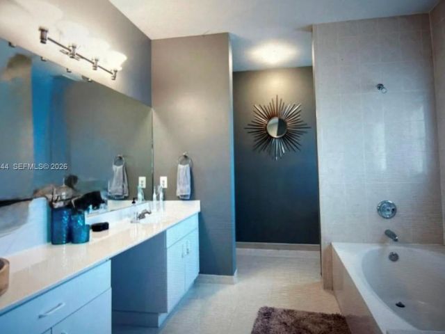 Продажа дома по адресу 2609 NE 42nd Ave - фото 7459759