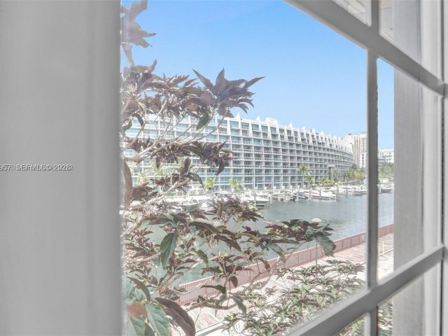 Продажа дома по адресу 2965 NE 185th St 1513 - фото 7476497