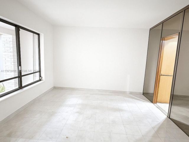 Продажа дома по адресу 1915 Country Club Prado - фото 7471174