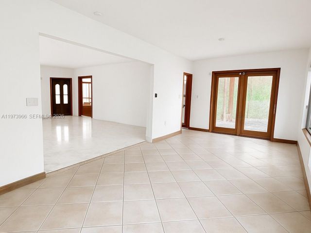 Продажа дома по адресу 1915 Country Club Prado - фото 7471177