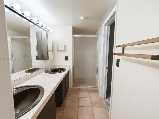 Продажа дома по адресу 1915 Country Club Prado - фото 7471184