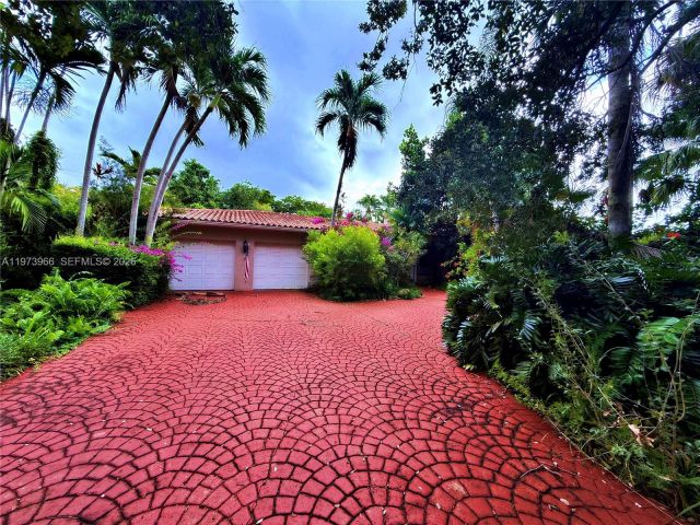 Продажа дома по адресу 1915 Country Club Prado - фото 7471189