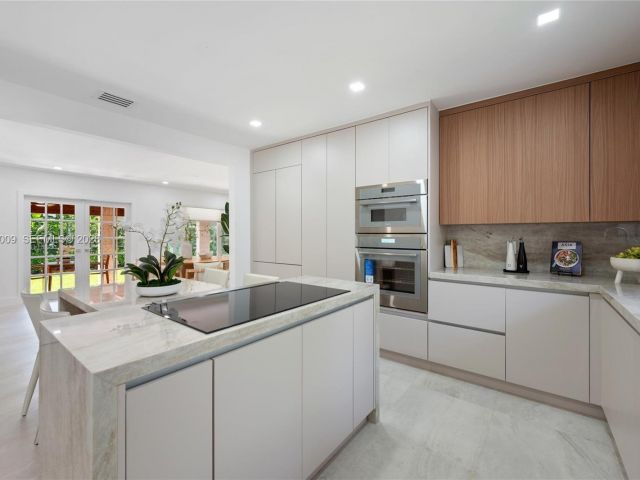 Дом в аренду по адресу 5211 Granada Blvd - фото 7471534