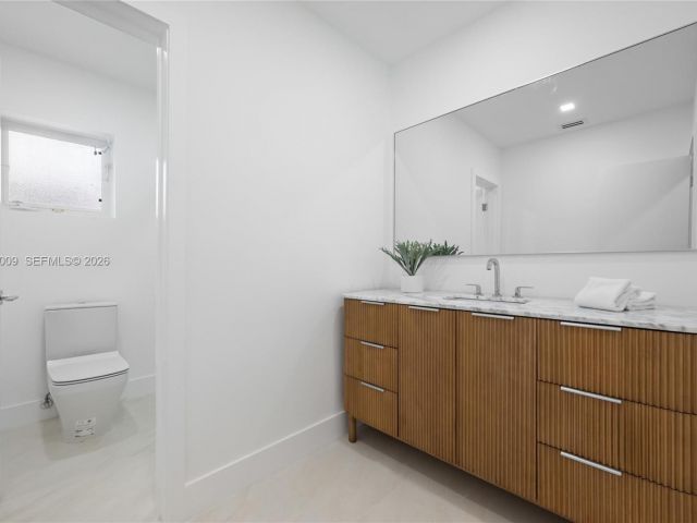 Дом в аренду по адресу 5211 Granada Blvd - фото 7471543