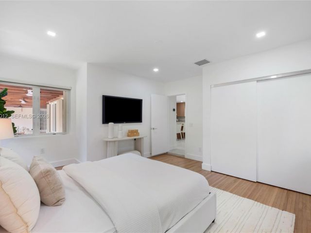 Дом в аренду по адресу 5211 Granada Blvd - фото 7471566