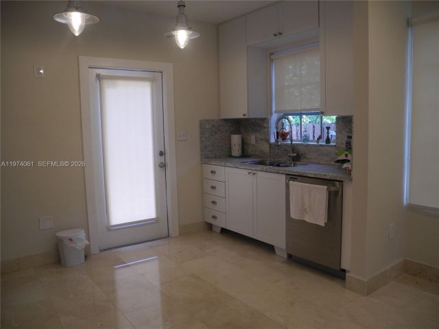 Дом в аренду по адресу 1720 SW 22nd Ter 0 - фото 7466412