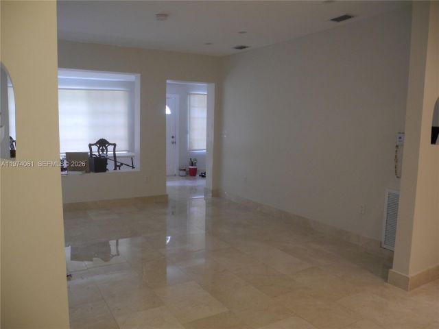 Дом в аренду по адресу 1720 SW 22nd Ter 0 - фото 7466413