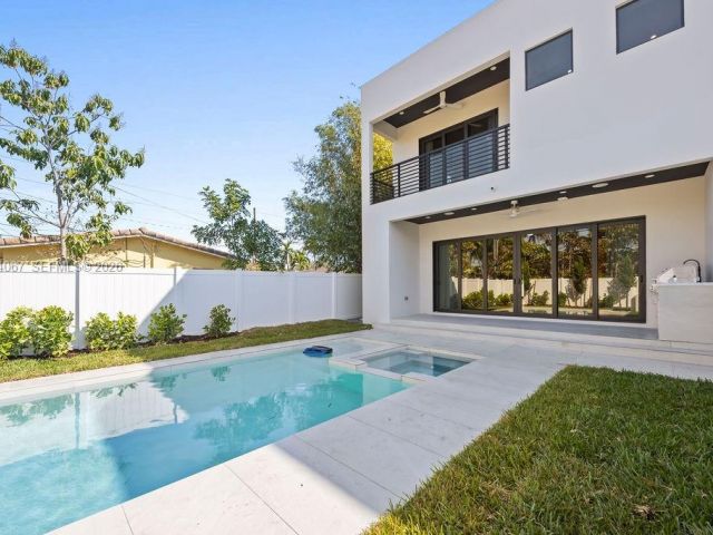 Продажа дома по адресу 1135 NE 11th Ave - фото 7504552