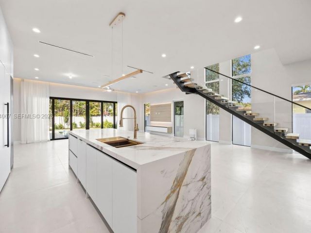 Продажа дома по адресу 1135 NE 11th Ave - фото 7504553