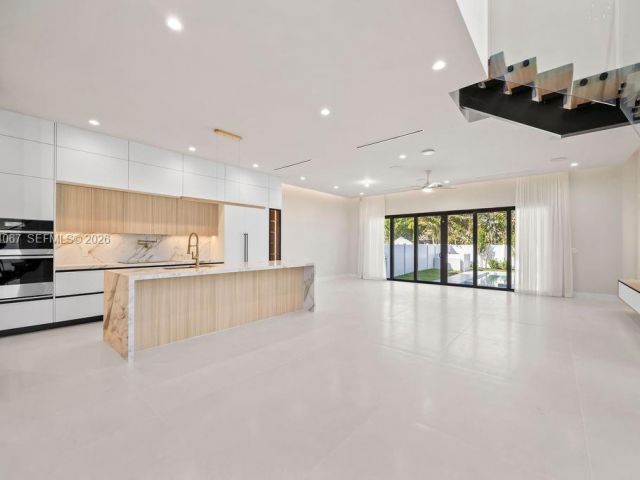 Продажа дома по адресу 1135 NE 11th Ave - фото 7504554