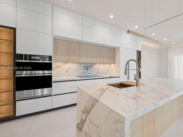 Продажа дома по адресу 1135 NE 11th Ave - фото 7504555