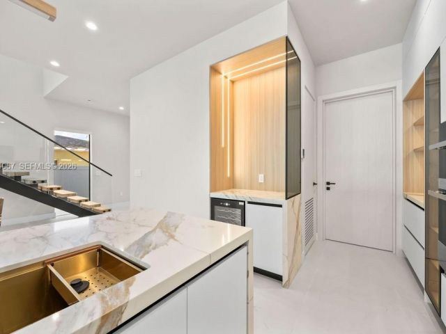 Продажа дома по адресу 1135 NE 11th Ave - фото 7504556