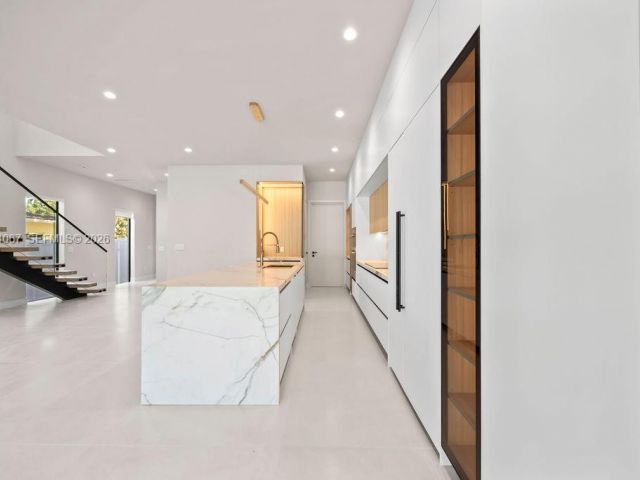 Продажа дома по адресу 1135 NE 11th Ave - фото 7504558