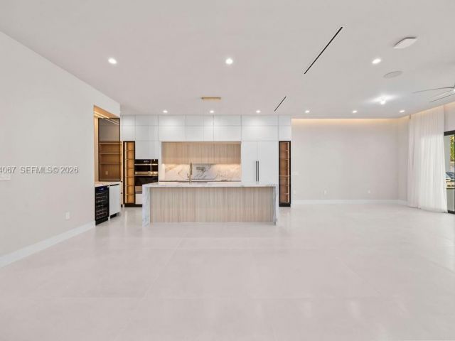 Продажа дома по адресу 1135 NE 11th Ave - фото 7504559