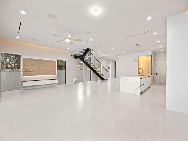 Продажа дома по адресу 1135 NE 11th Ave - фото 7504560