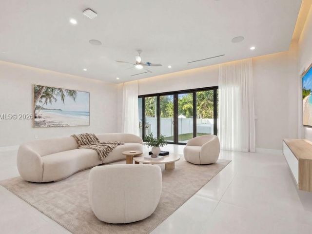 Продажа дома по адресу 1135 NE 11th Ave - фото 7504561