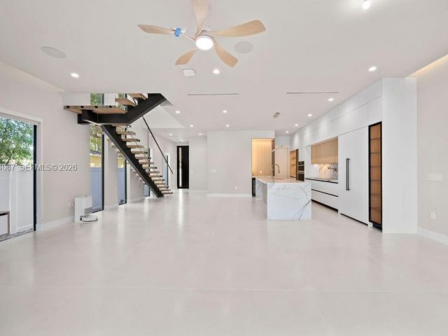 Продажа дома по адресу 1135 NE 11th Ave - фото 7504562