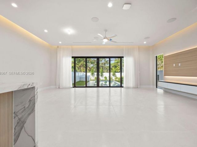 Продажа дома по адресу 1135 NE 11th Ave - фото 7504563