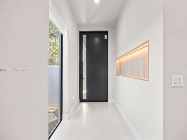 Продажа дома по адресу 1135 NE 11th Ave - фото 7504564