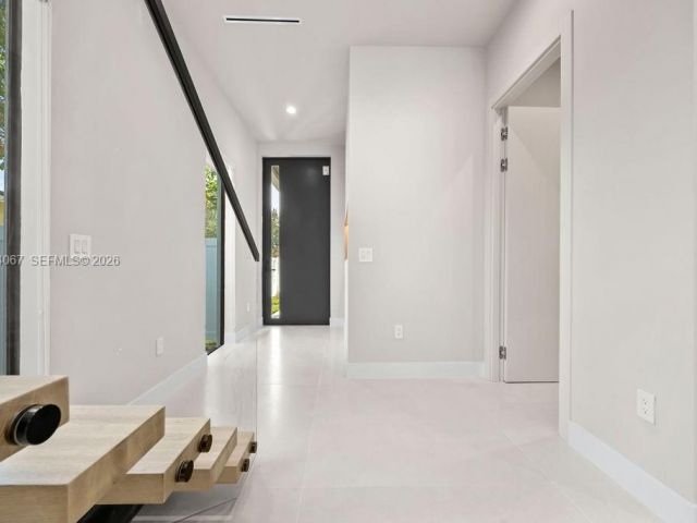 Продажа дома по адресу 1135 NE 11th Ave - фото 7504565