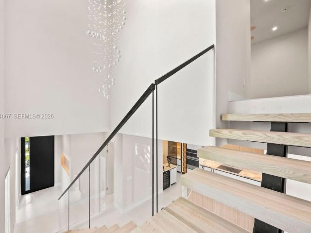 Продажа дома по адресу 1135 NE 11th Ave - фото 7504567