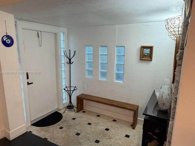 Дом в аренду по адресу 9048 Carlyle Ave - фото 7467126