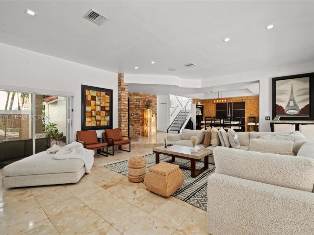 Продажа дома по адресу 5186 NW 106th Ave - фото 7535639