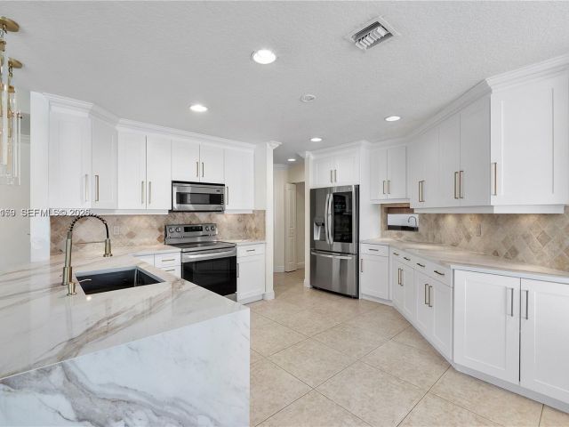 Продажа дома по адресу 2900 NW 25th Way - фото 7453389