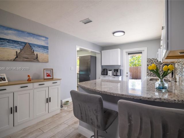 Продажа дома по адресу 2950 NE 11th Ave - фото 7478682