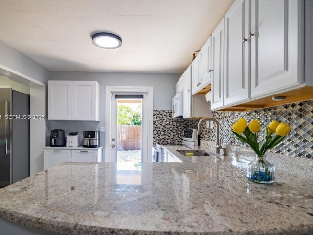 Продажа дома по адресу 2950 NE 11th Ave - фото 7478683