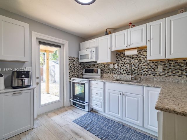 Продажа дома по адресу 2950 NE 11th Ave - фото 7478684