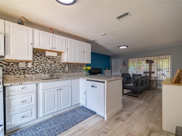 Продажа дома по адресу 2950 NE 11th Ave - фото 7478685