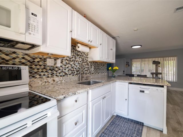 Продажа дома по адресу 2950 NE 11th Ave - фото 7478686