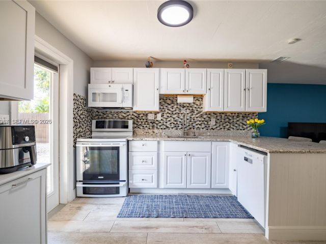 Продажа дома по адресу 2950 NE 11th Ave - фото 7478687