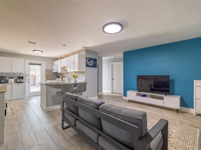 Продажа дома по адресу 2950 NE 11th Ave - фото 7478692