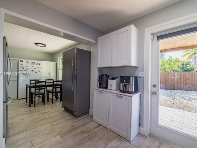 Продажа дома по адресу 2950 NE 11th Ave - фото 7478693