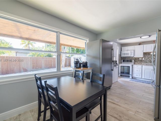 Продажа дома по адресу 2950 NE 11th Ave - фото 7478697