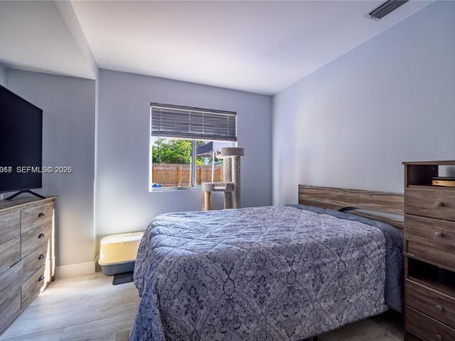 Продажа дома по адресу 2950 NE 11th Ave - фото 7478701