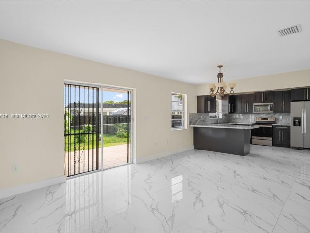 Дом в аренду по адресу 10700 SW 70th St - фото 7513564