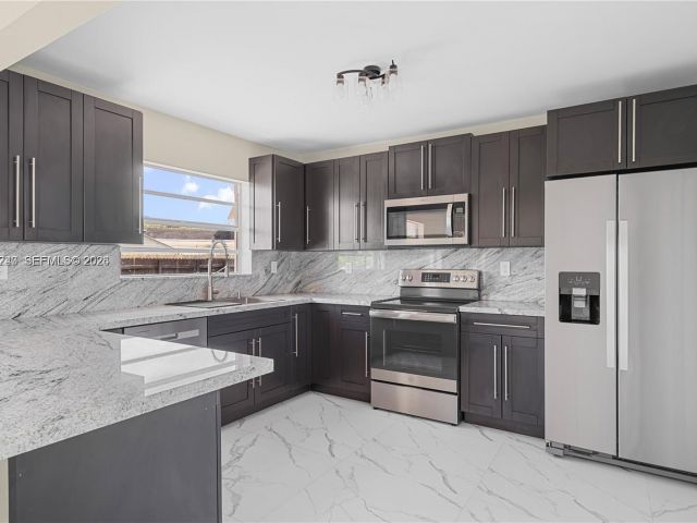 Дом в аренду по адресу 10700 SW 70th St - фото 7513565