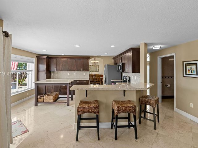 Продажа дома по адресу 4650 NW 109th Ct - фото 7536295