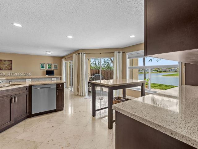 Продажа дома по адресу 4650 NW 109th Ct - фото 7536296