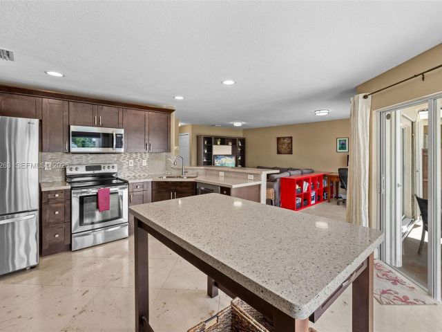 Продажа дома по адресу 4650 NW 109th Ct - фото 7536298