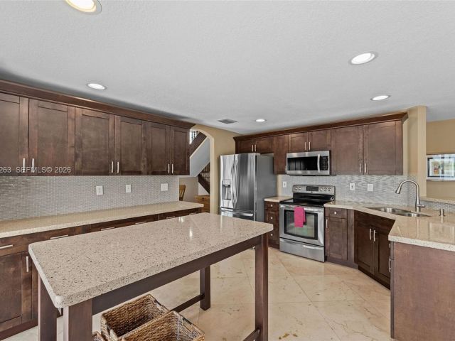 Продажа дома по адресу 4650 NW 109th Ct - фото 7536299