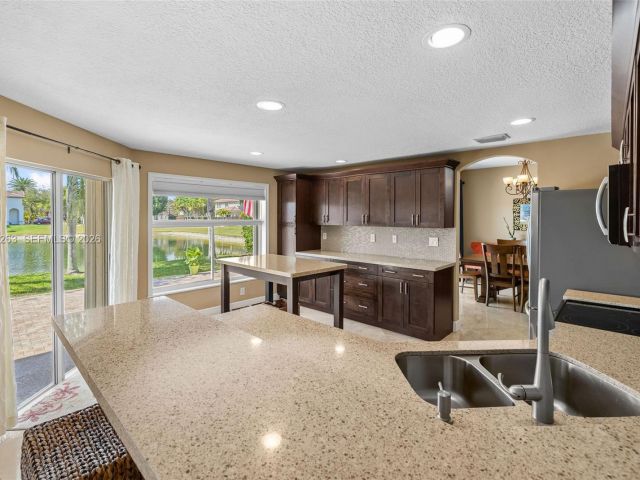 Продажа дома по адресу 4650 NW 109th Ct - фото 7536300